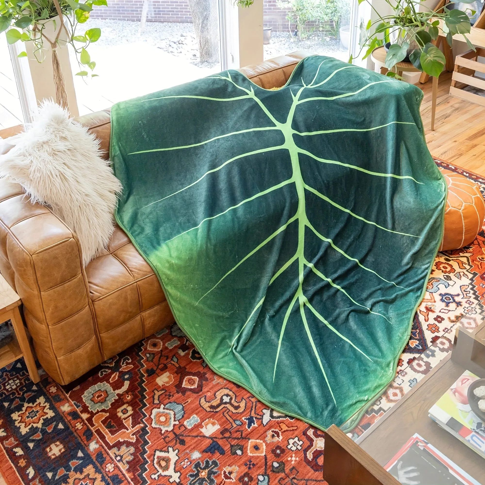 1pc Vibrant Green Leaf-Shaped Plush Blanket - Soft, Warm, Cozy Throw for Couch, Bed, Sofa, Traveling, and Outdoor Activities - Perfect for Chilly Evenings, Camping, and Picnics